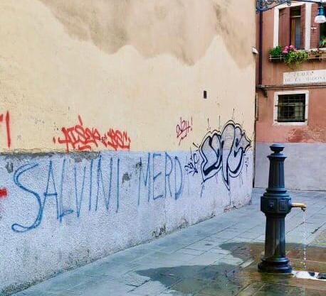 Offesa a Salvini sul muro