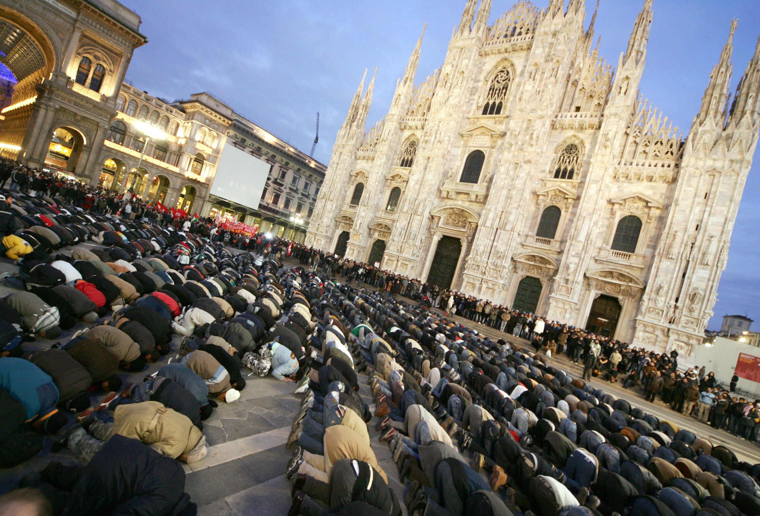 Islamici Piazza Duomo Milano